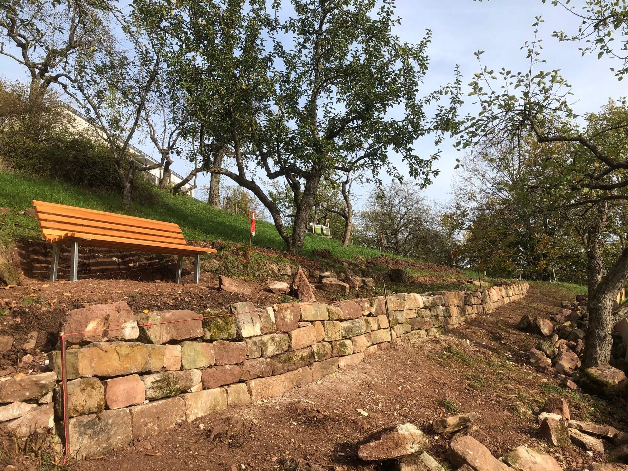<p><strong>CONSTRUCTION OF A "PATH OF REFLECTION" WALL</strong><br />
Central Europe - SOMFY Germany – On November 1, just like every year, the SOMFY Germany team gathered around this traditional social project.</p>
