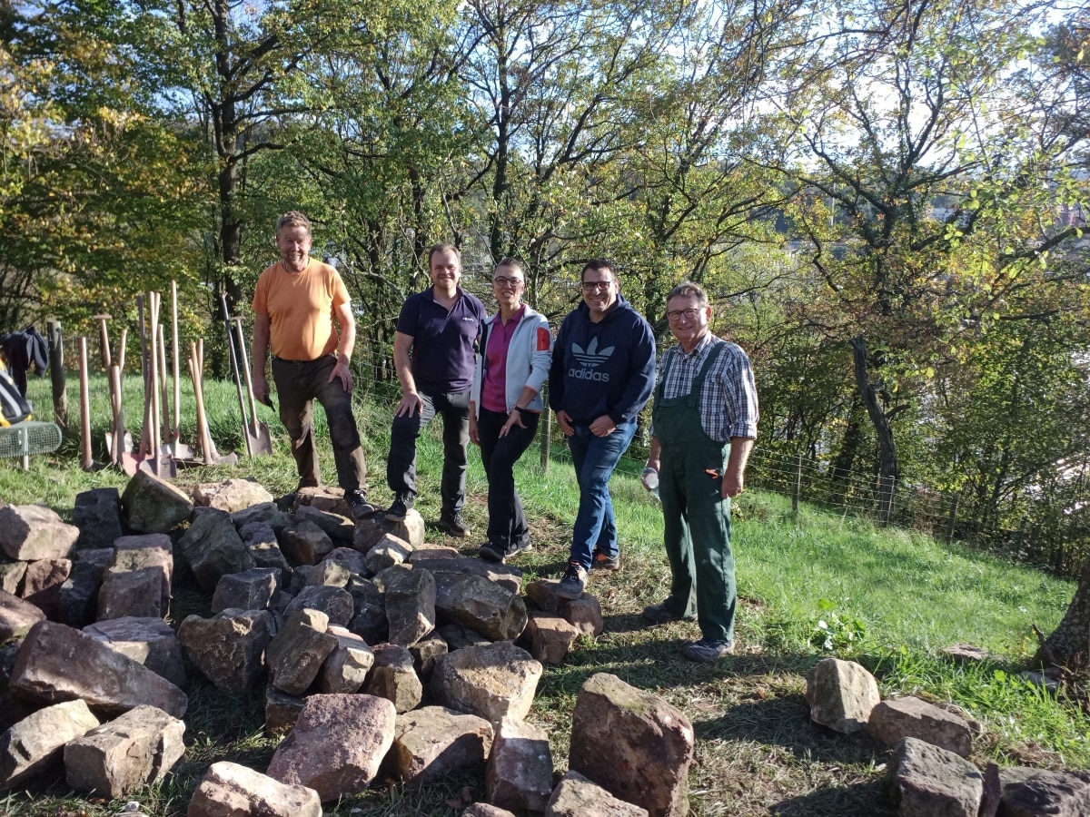 <p>Twenty-six volunteers from all departments built a wall, called “path of reflection”, for the guests of Tübingen Hospice. </p>
